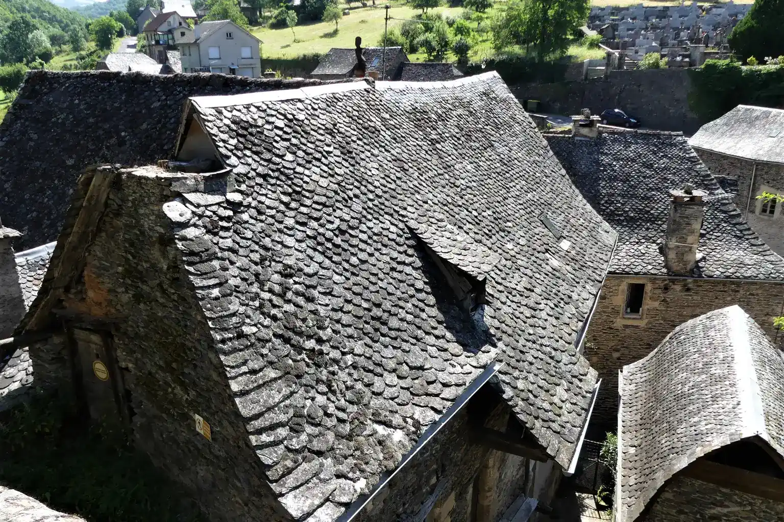 Toitures en lauze d’un village ancien, vues depuis les hauteurs