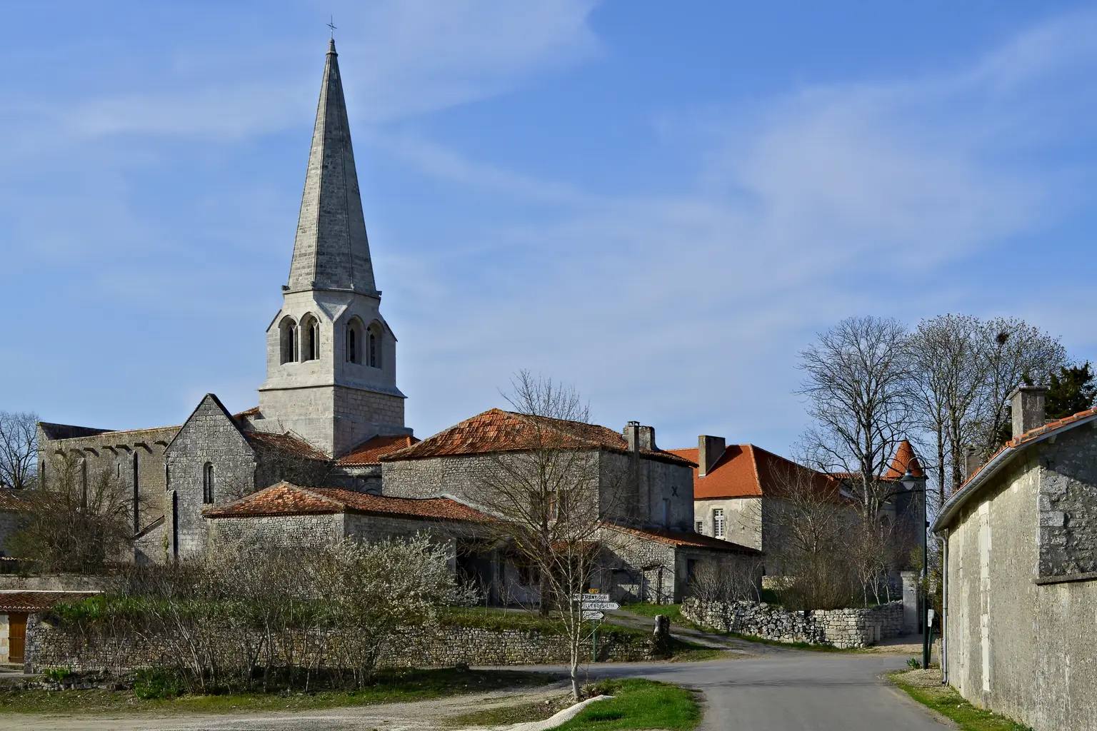 Église de village et maisons aux toits de tuiles