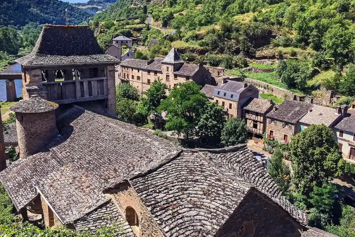Toits de lauze d’un village ancien vus depuis les hauteurs