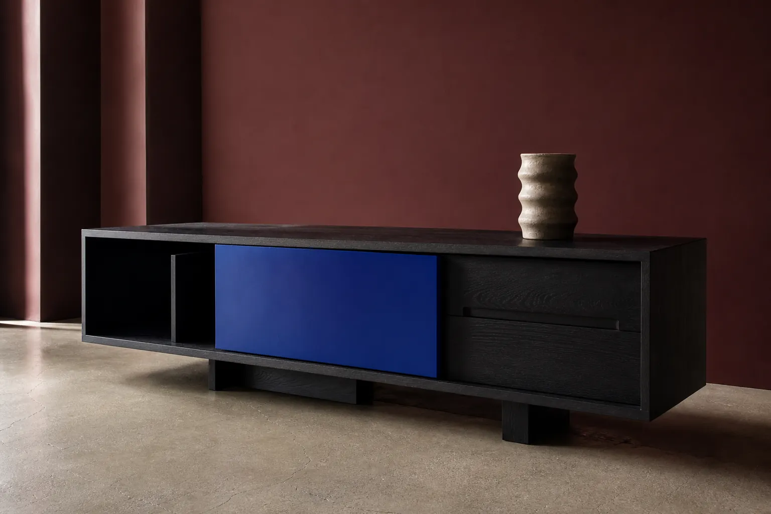 Enfilade contemporaine en chêne noir avec un panneau bleu cobalt