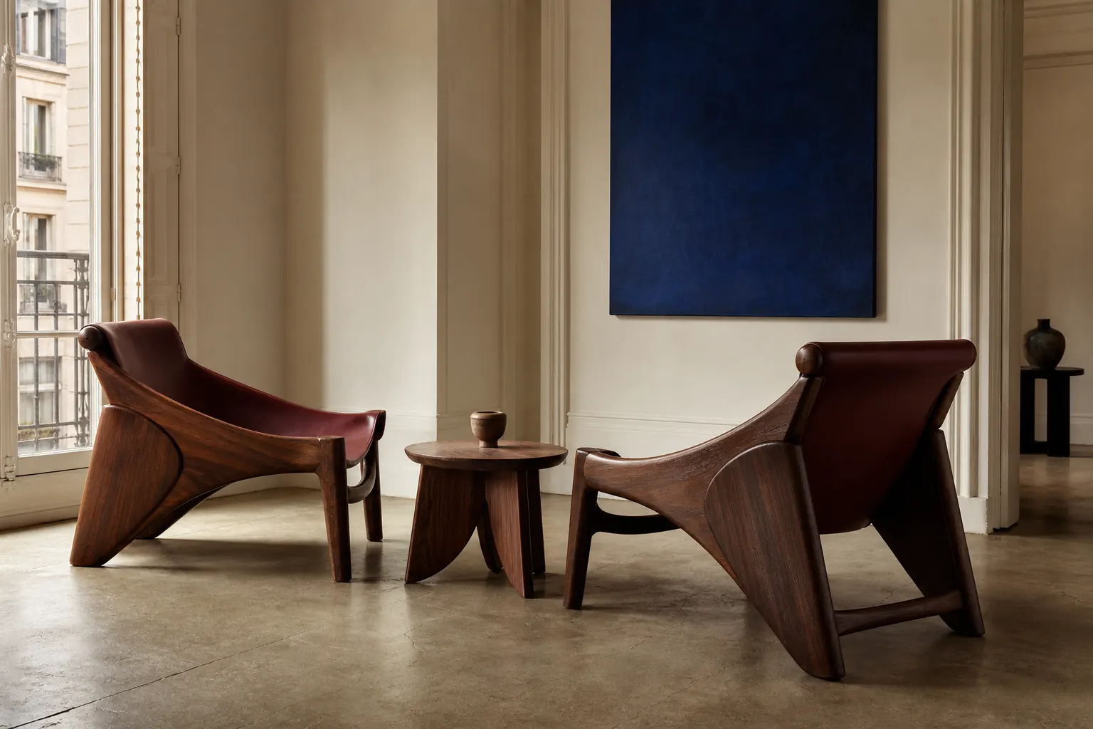 Paire de fauteuils sculpturaux en noyer et tissu bordeaux