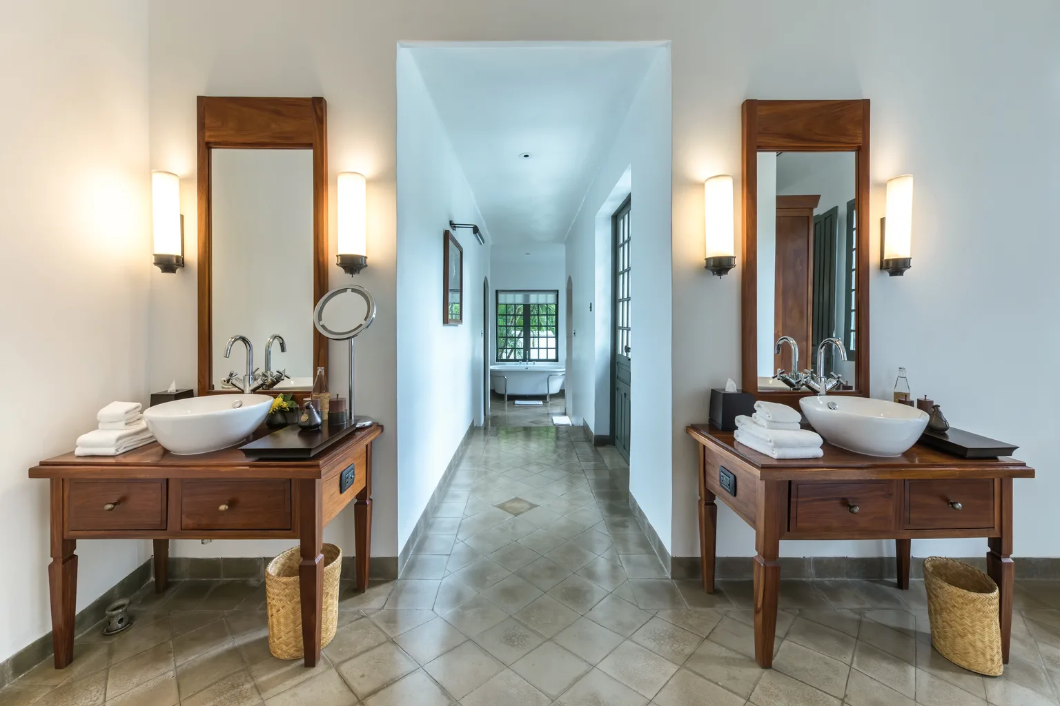 Salle de bains rénovée : double vasque et couloir baigné de lumière